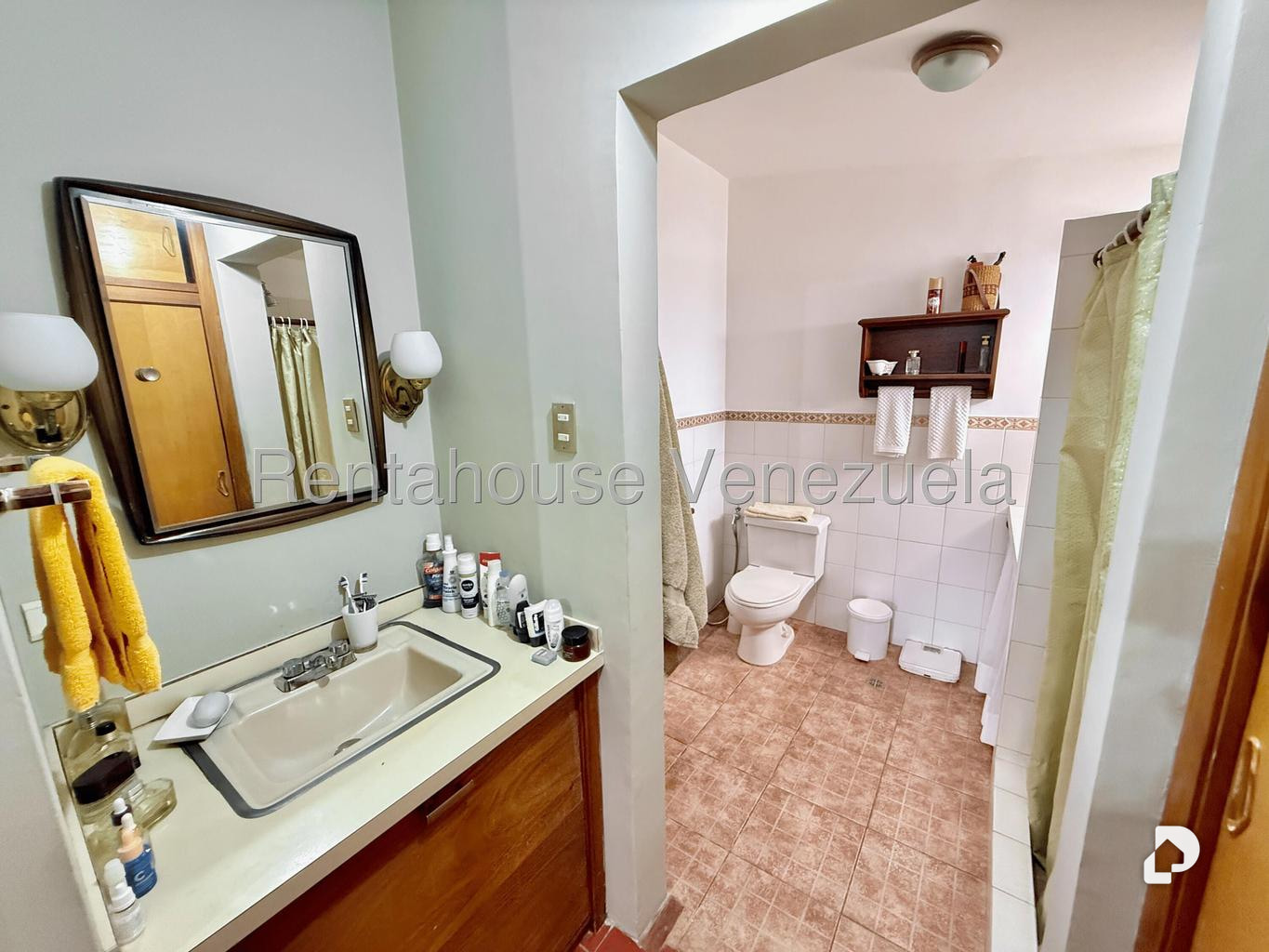 House in Lomas De La Trinidad, Caracas – 27