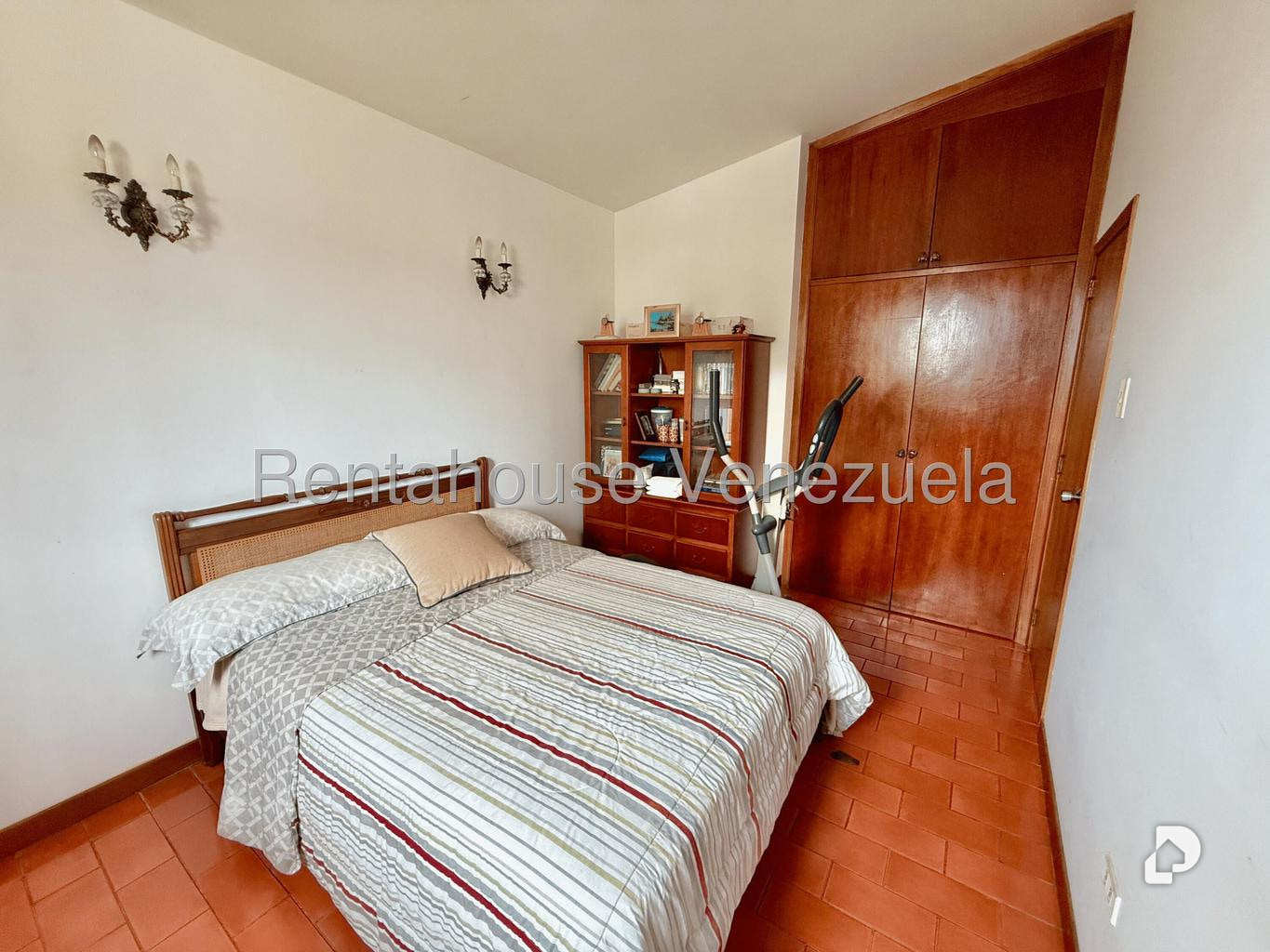 House in Lomas De La Trinidad, Caracas – 29