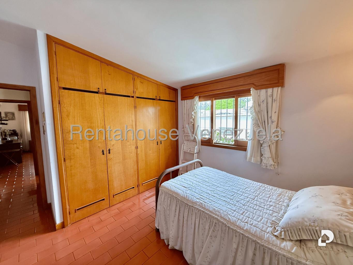 House in Lomas De La Trinidad, Caracas – 24