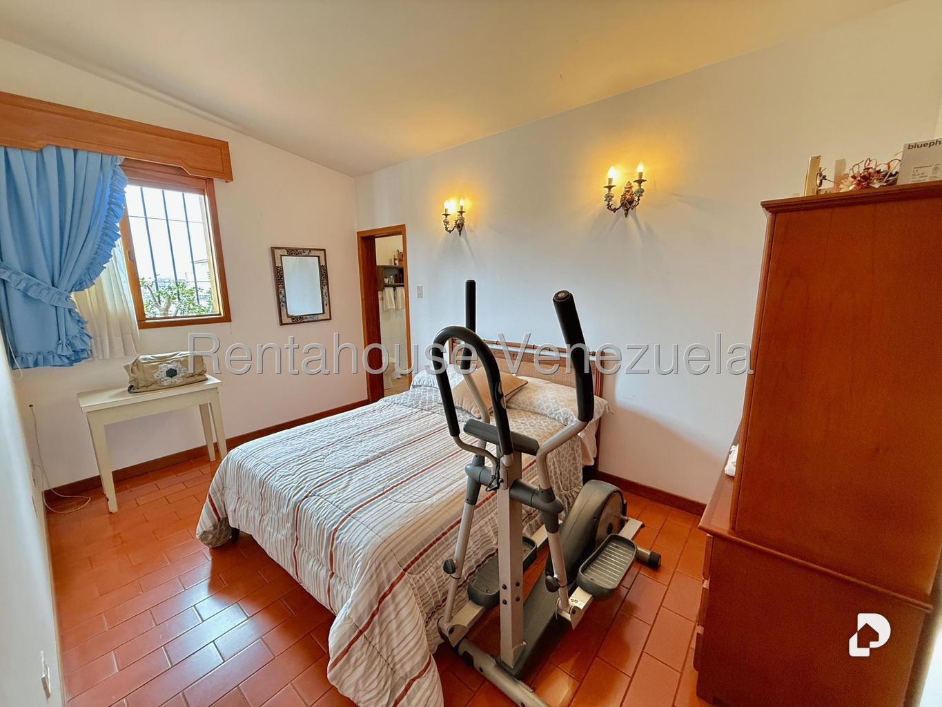 House in Lomas De La Trinidad, Caracas – 30