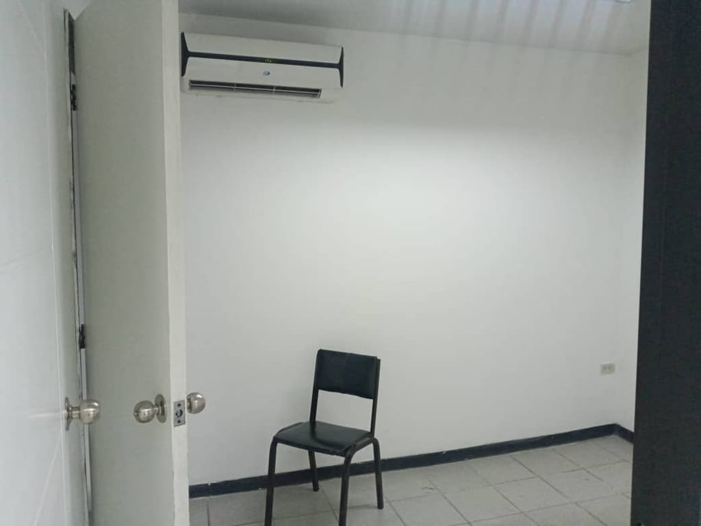 Local comercial en Av. Bolívar Norte, Valencia - 1
