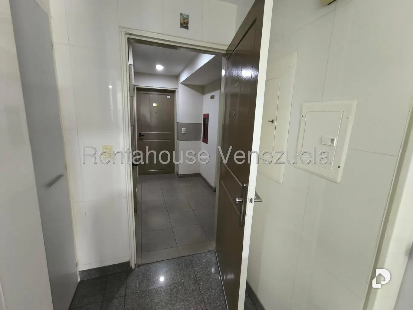Apartamento en Lomas de La Lagunita, Caracas – 19