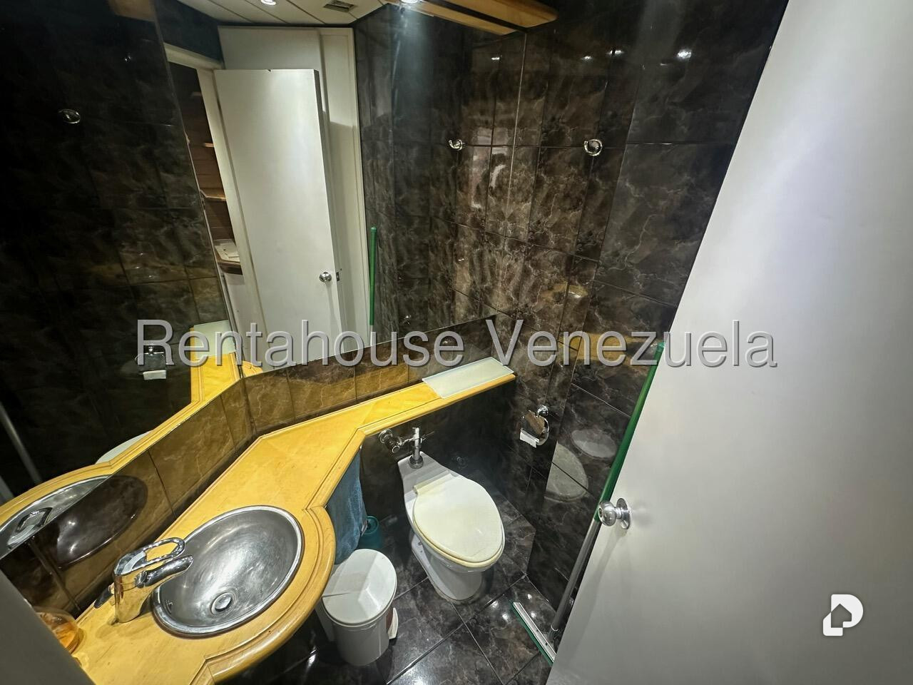 Oficina en La Castellana, Caracas – 14