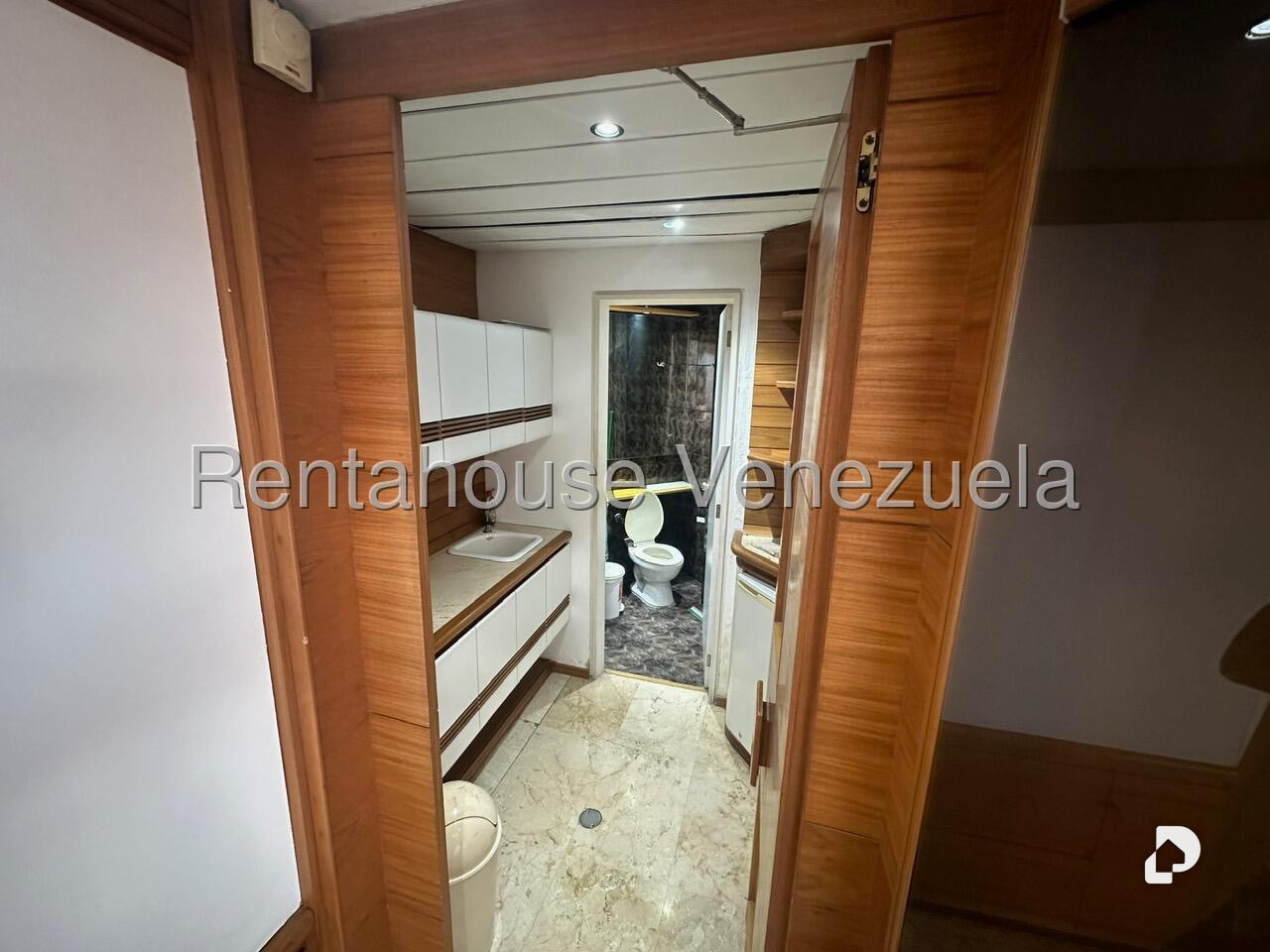 Oficina en La Castellana, Caracas – 13