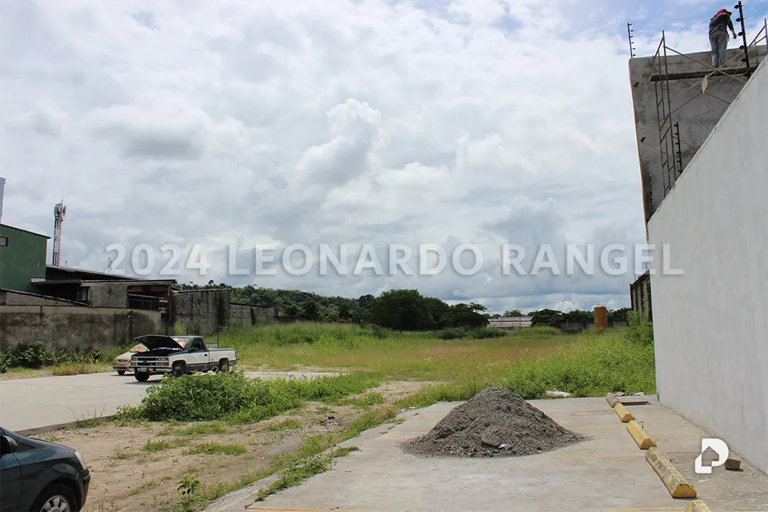 Land in Avenida Bolívar, Presidente Betancourt – 9