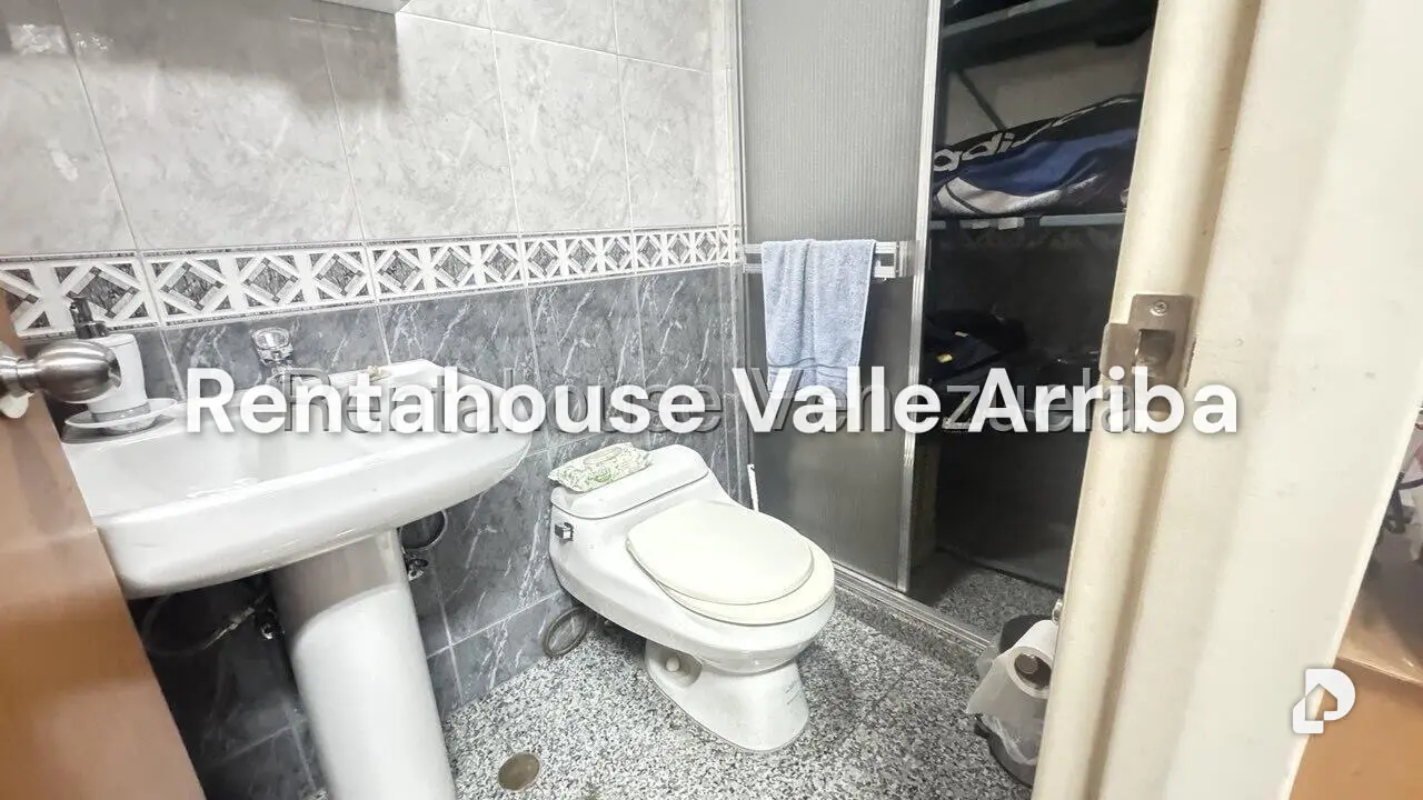 Local comercial en La Urbina, Caracas – 23