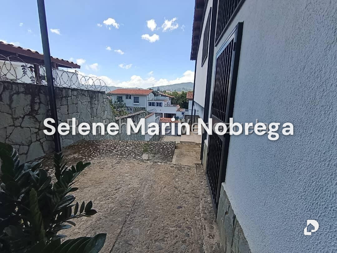 Casa en Cumbres de Curumo, Caracas – 28