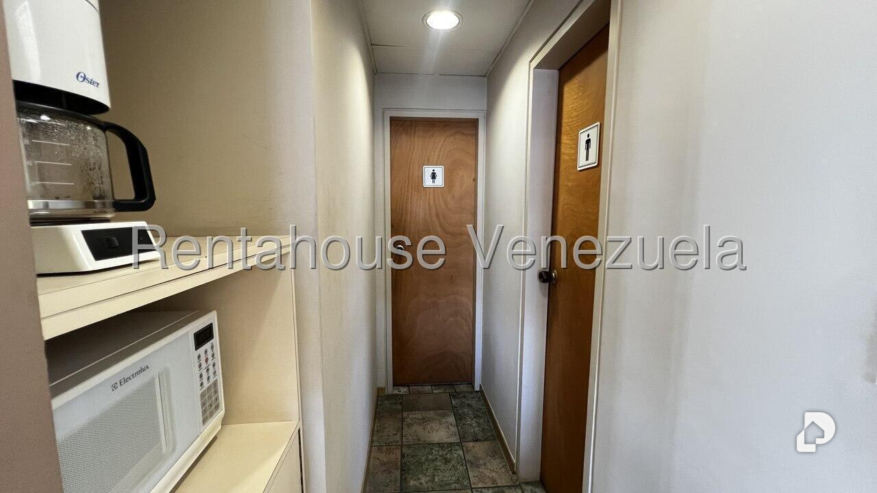 Oficina en Los Palos Grandes, Caracas – 18