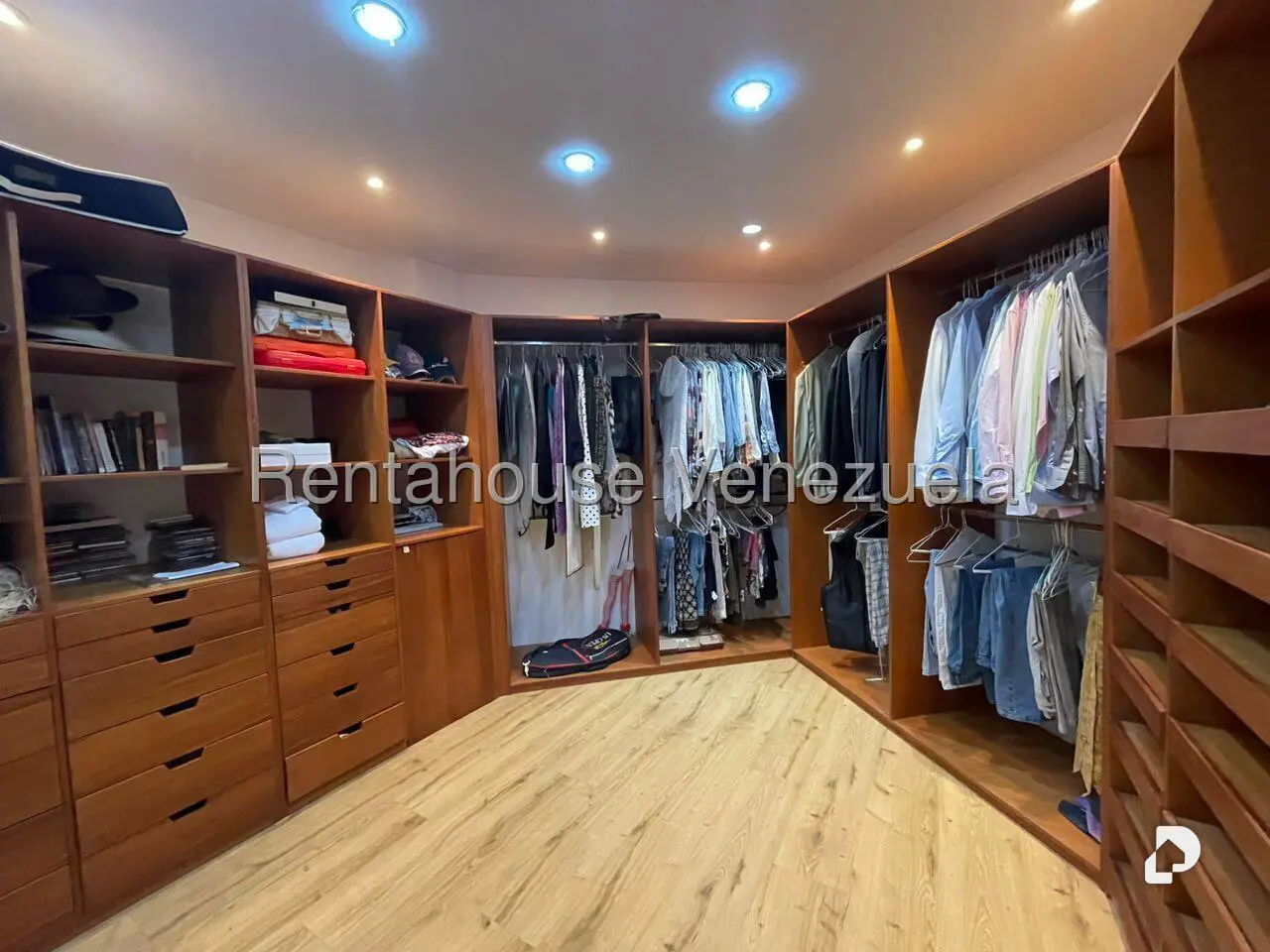 Casa en Alto Hatillo, Caracas – 29