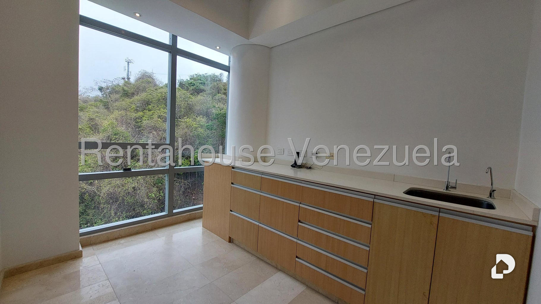 Local comercial en La Trinidad, Caracas – 18