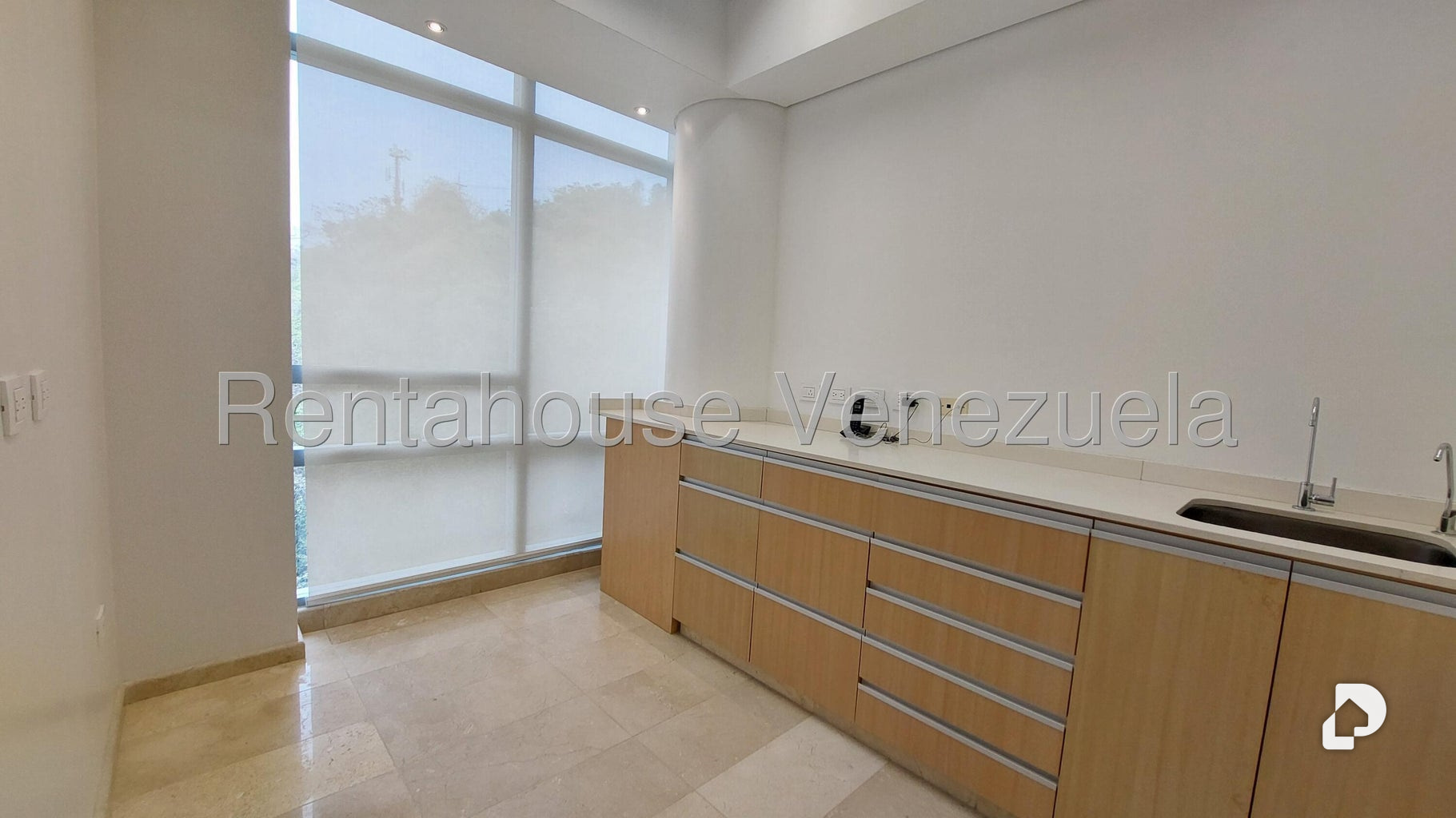 Local comercial en La Trinidad, Caracas – 16
