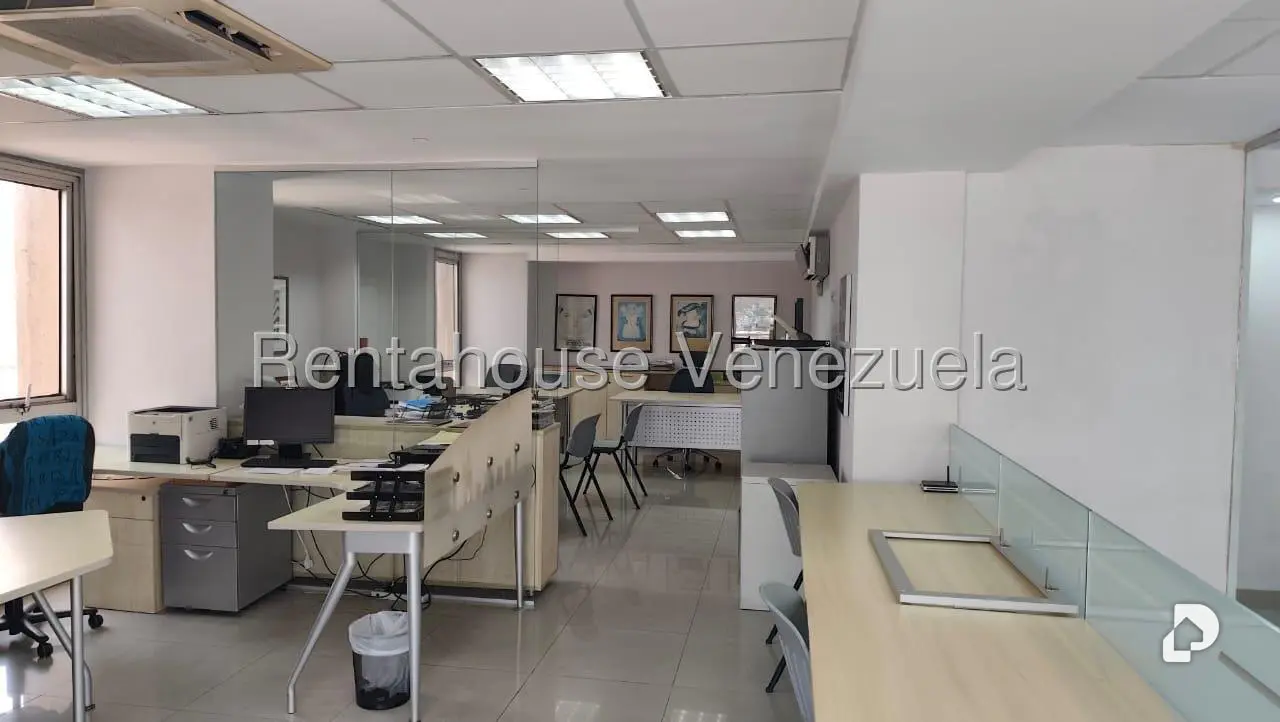 Oficina en Los Cortijos de Lourdes, Caracas – 1