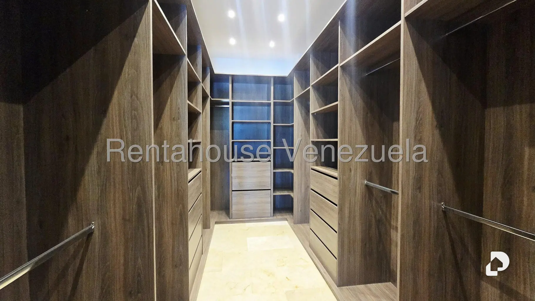 Casa en Prados del Este, Caracas – 25