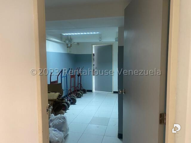 Local comercial en Los Dos Caminos, Caracas – 15