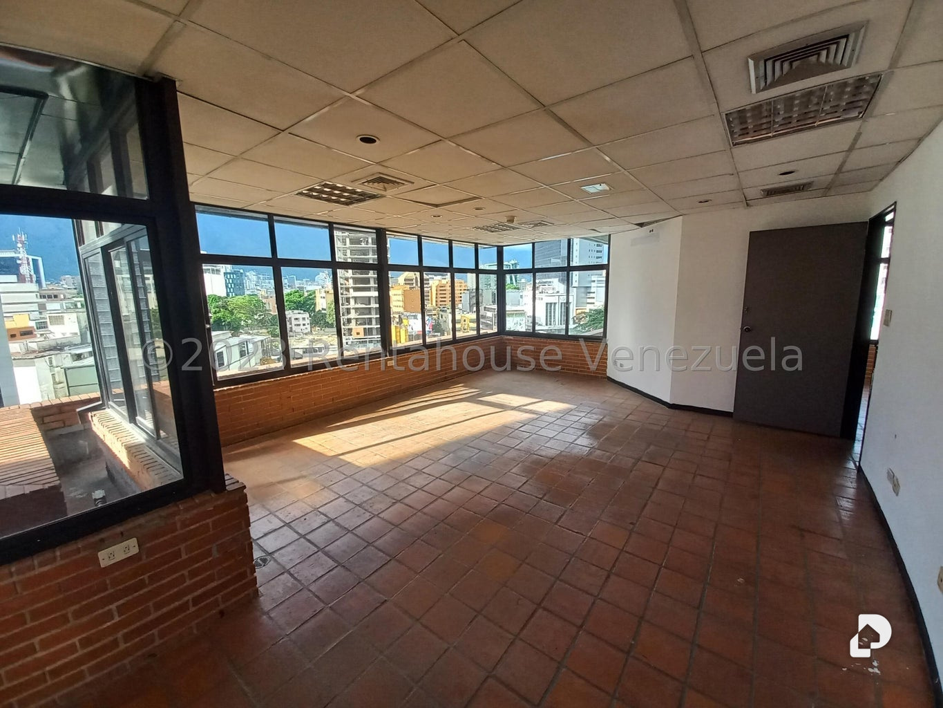 Oficina en Las Mercedes, Caracas – 17