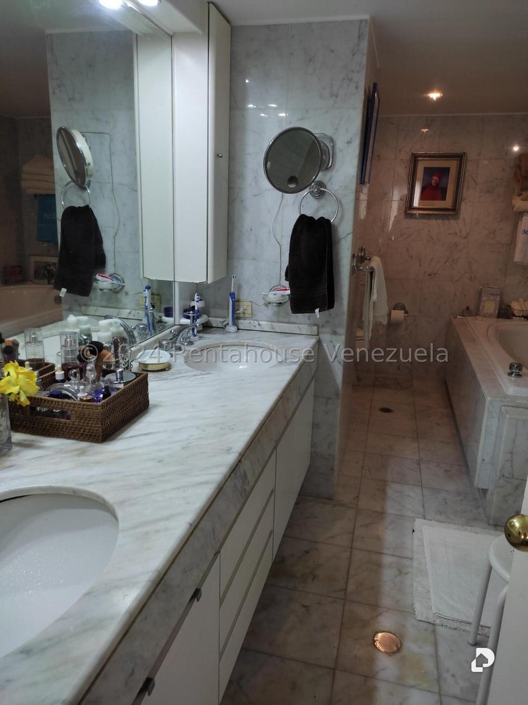 Apartamento en Lomas de La Lagunita, Caracas – 11