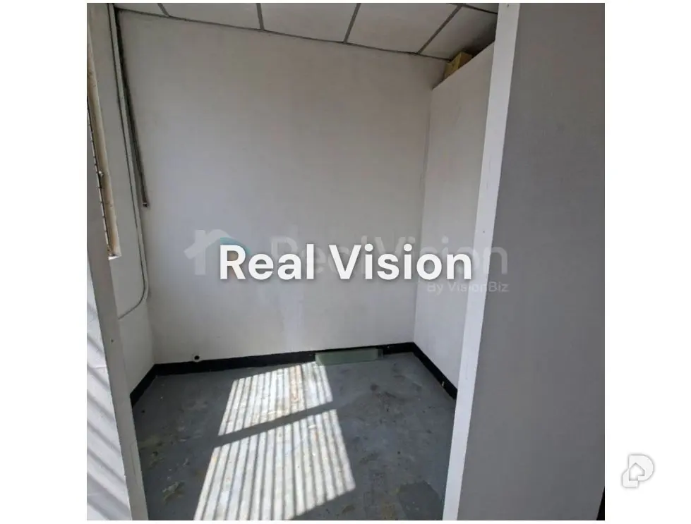 Local comercial en La Urbina, Caracas – 11