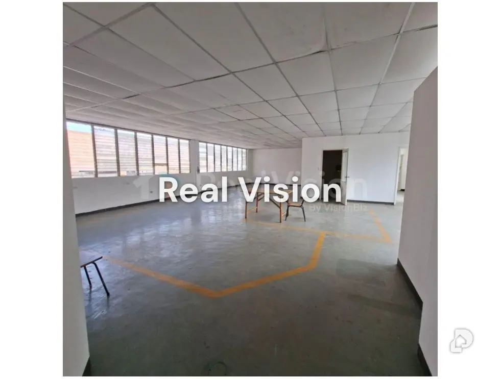 Local comercial en La Urbina, Caracas – 12