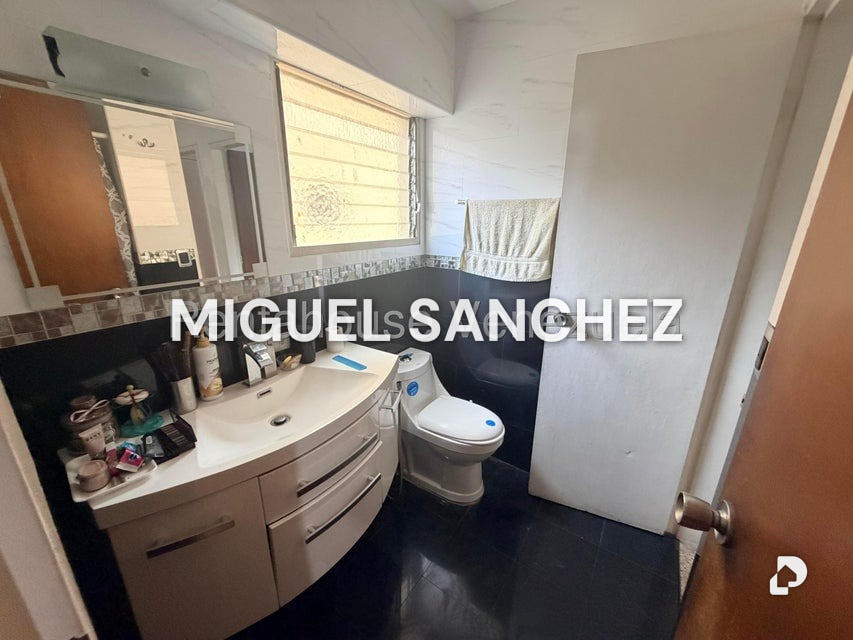 Apartamento en Colinas de Santa Mónica, Caracas – 12