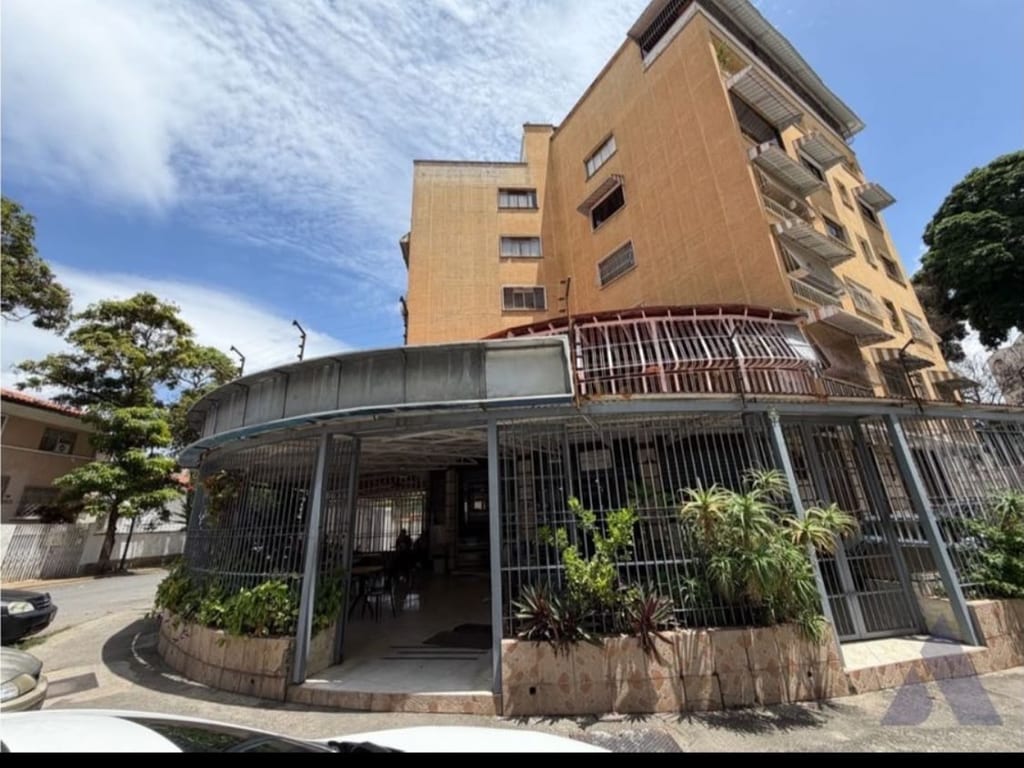 Local comercial en Urbanización Colinas de Los Chaguaramos, Caracas - 1