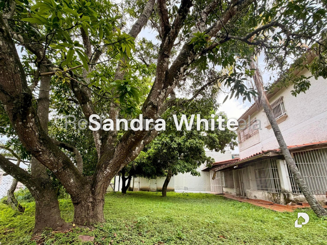 Casa en Colinas de Santa Mónica. 27-6597, Caracas – 24