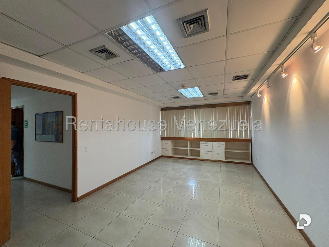 Oficina en Los Palos Grandes, Caracas – 26