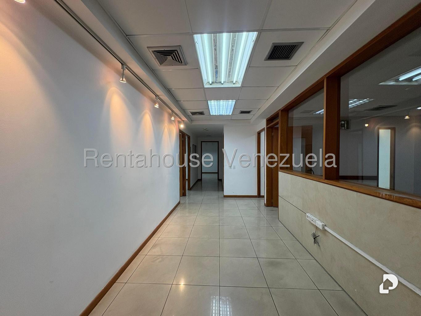 Oficina en Los Palos Grandes, Caracas – 17