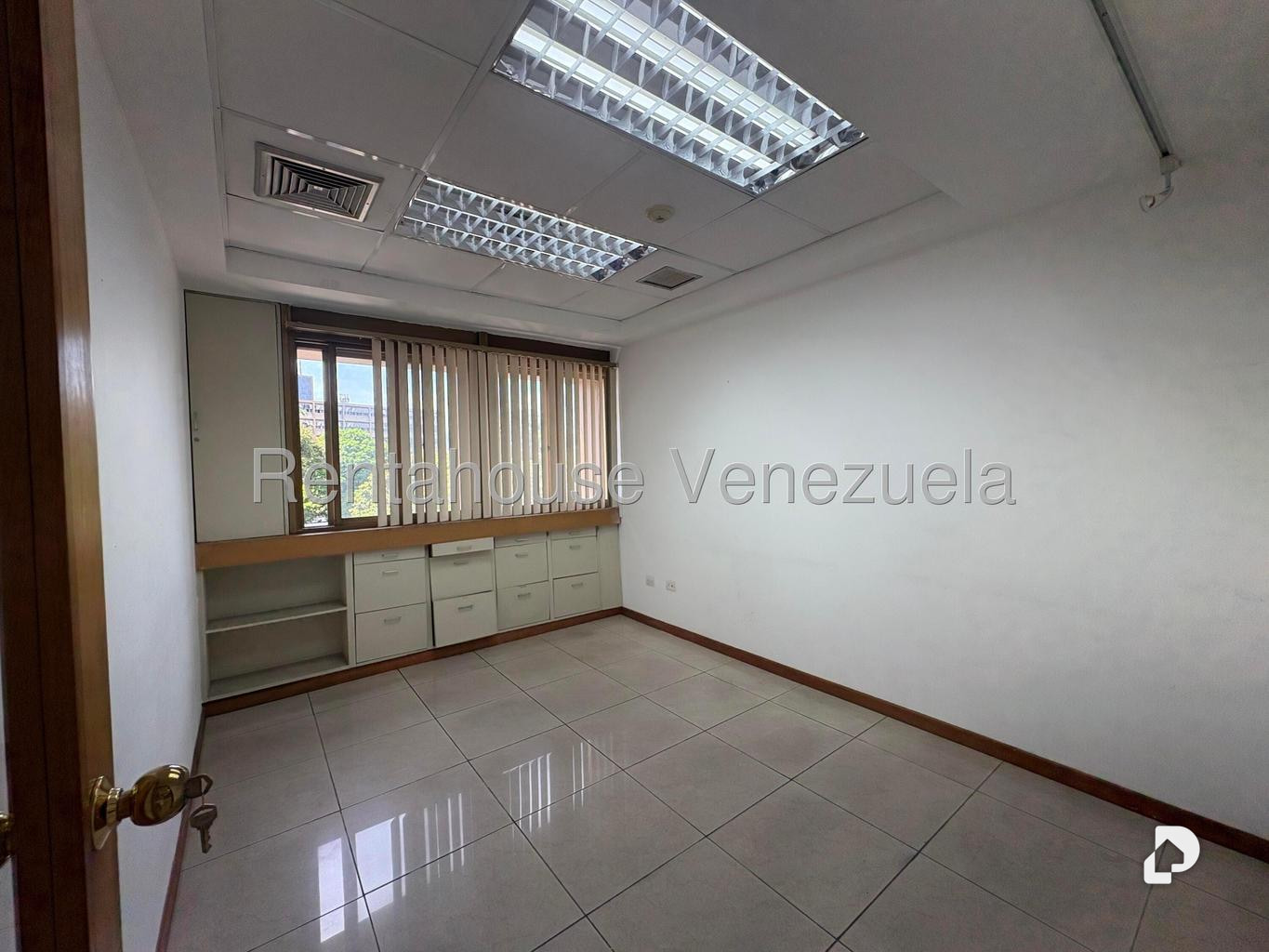 Oficina en Los Palos Grandes, Caracas – 15