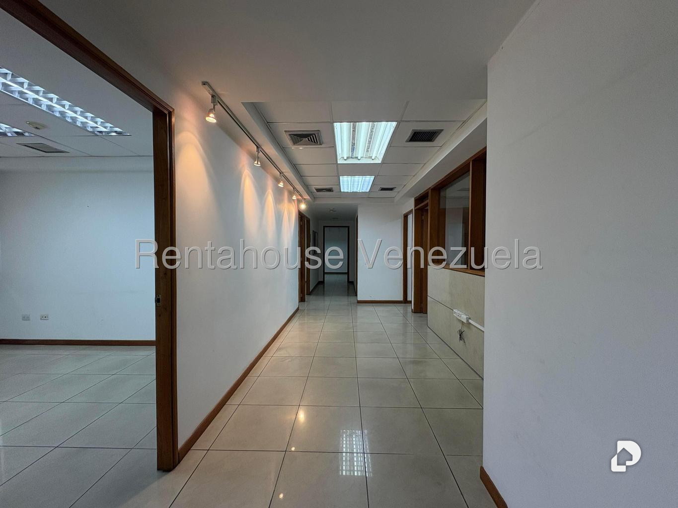 Oficina en Los Palos Grandes, Caracas – 14