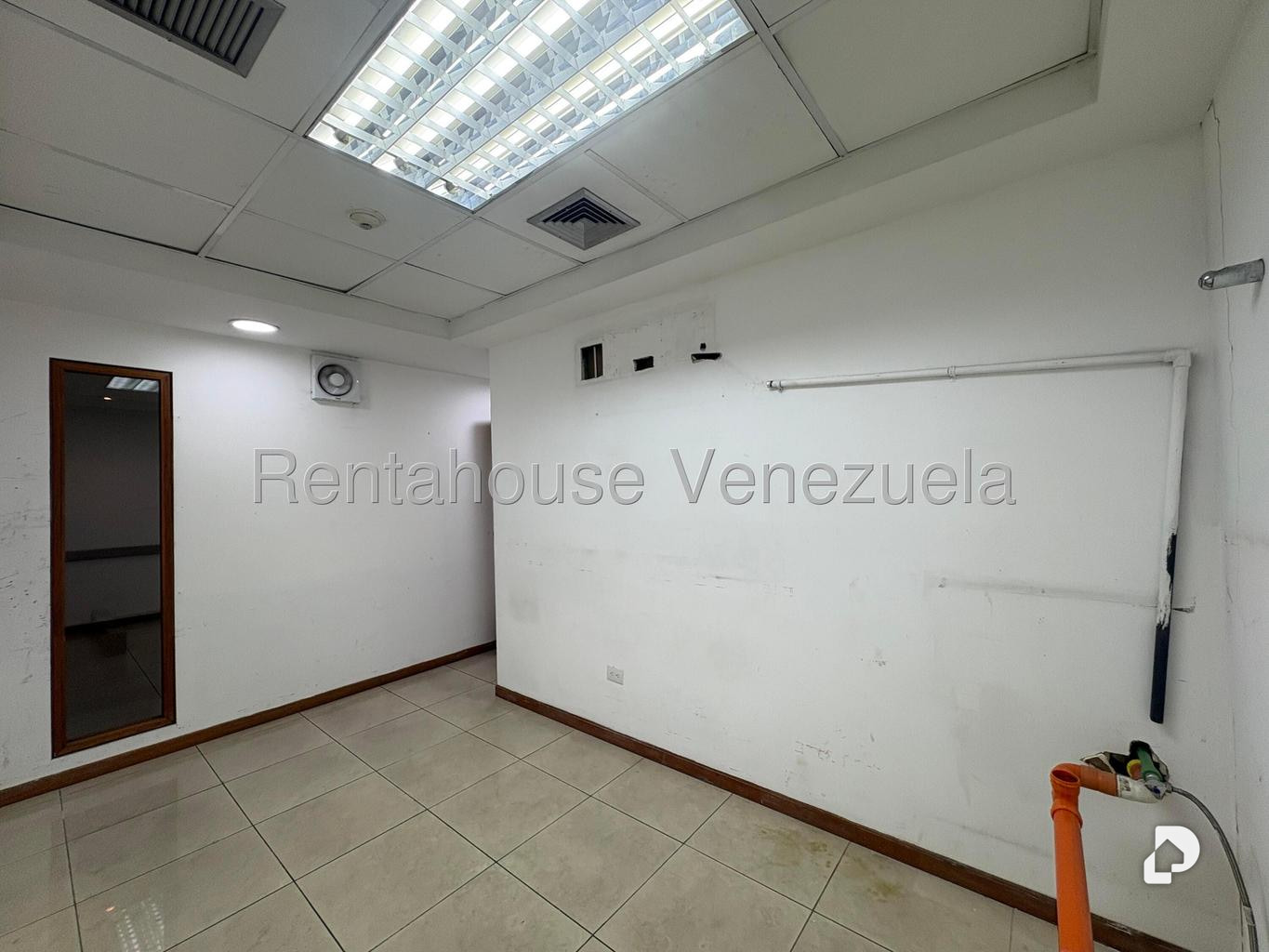 Oficina en Los Palos Grandes, Caracas – 29