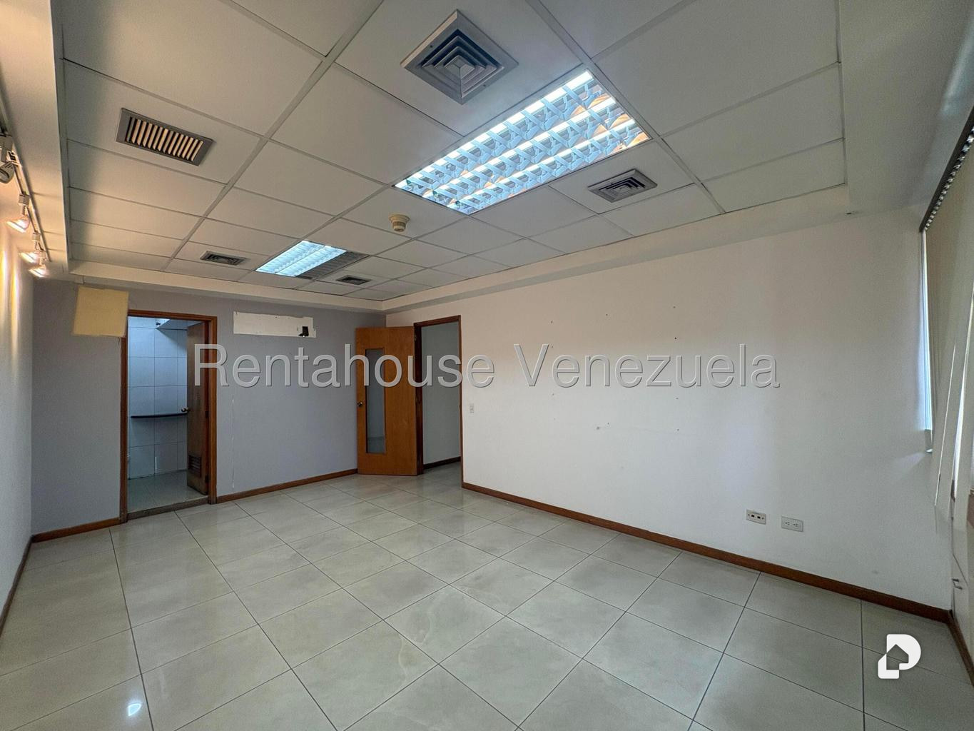 Oficina en Los Palos Grandes, Caracas – 25