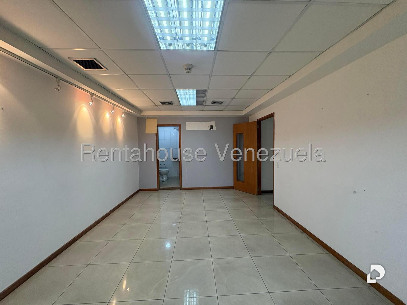 Oficina en Los Palos Grandes, Caracas – 24