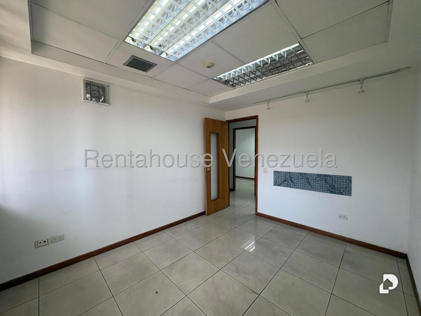 Oficina en Los Palos Grandes, Caracas – 19