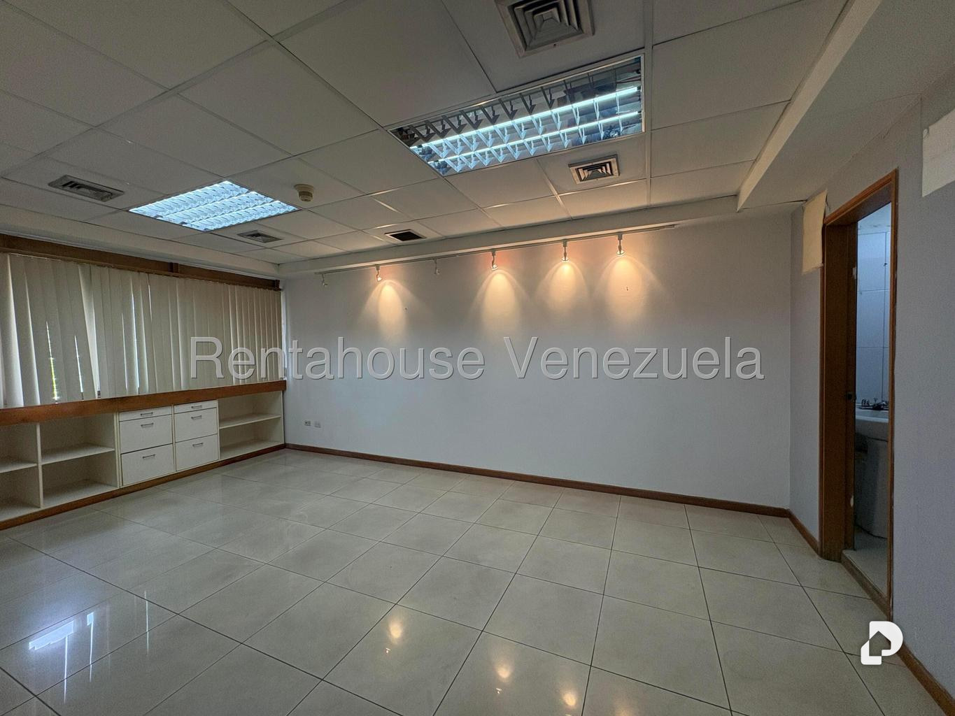 Oficina en Los Palos Grandes, Caracas – 22