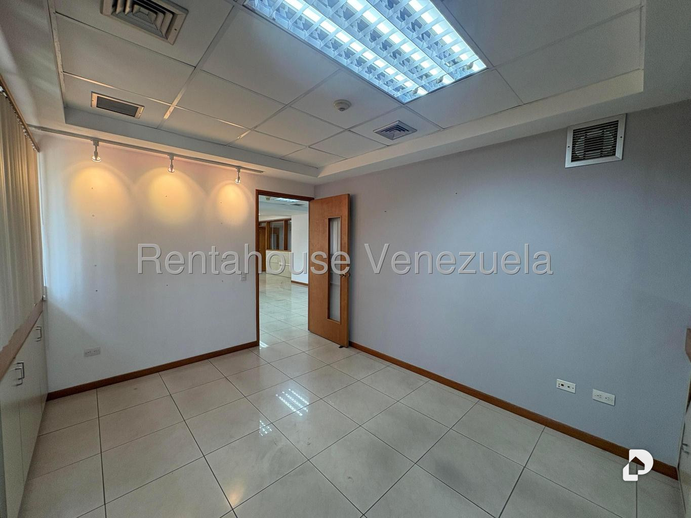 Oficina en Los Palos Grandes, Caracas – 12