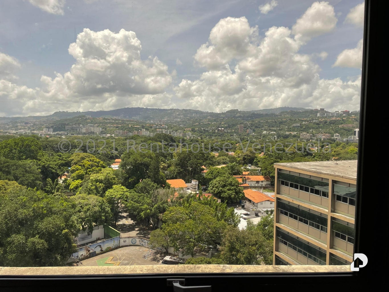 Oficina en Los Palos Grandes, Caracas – 12