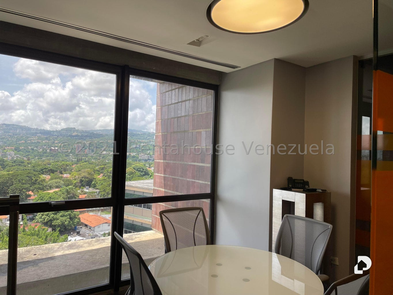 Oficina en Los Palos Grandes, Caracas – 11