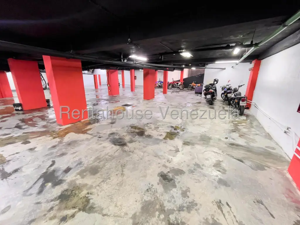 Garaje/Estacionamiento en El Recreo, Caracas - 1