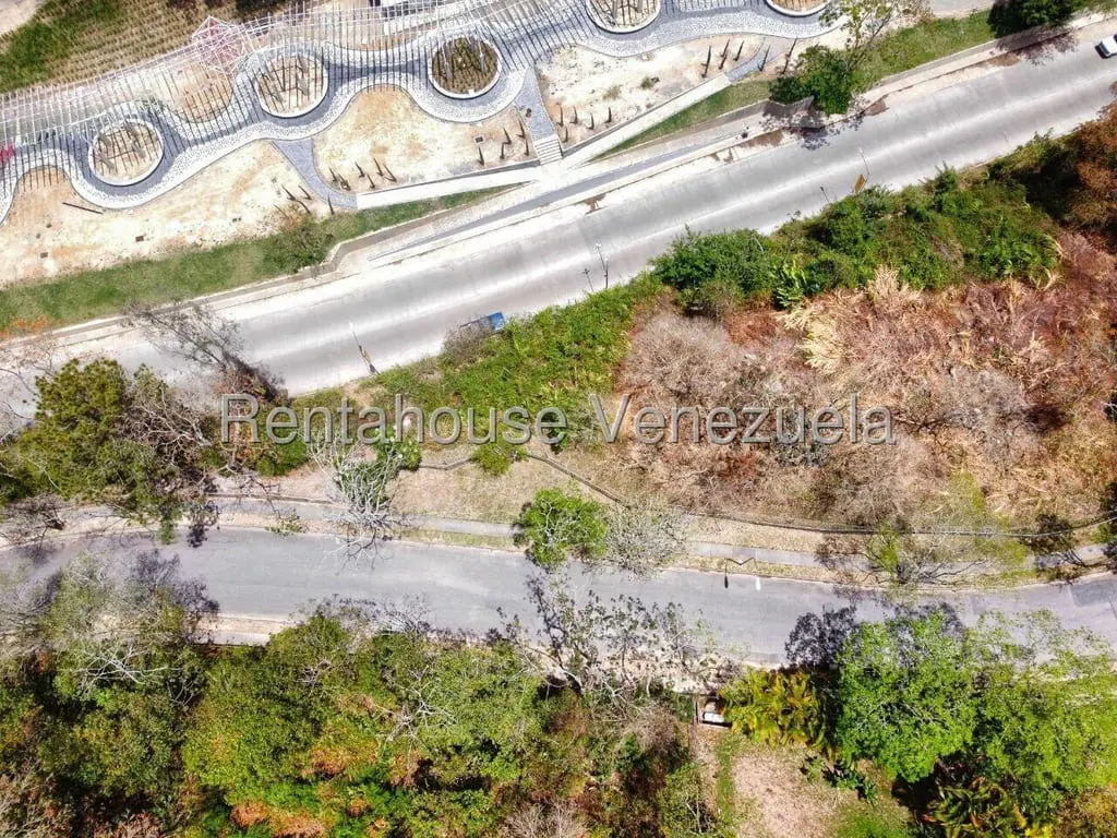 Land in Caracas - 1