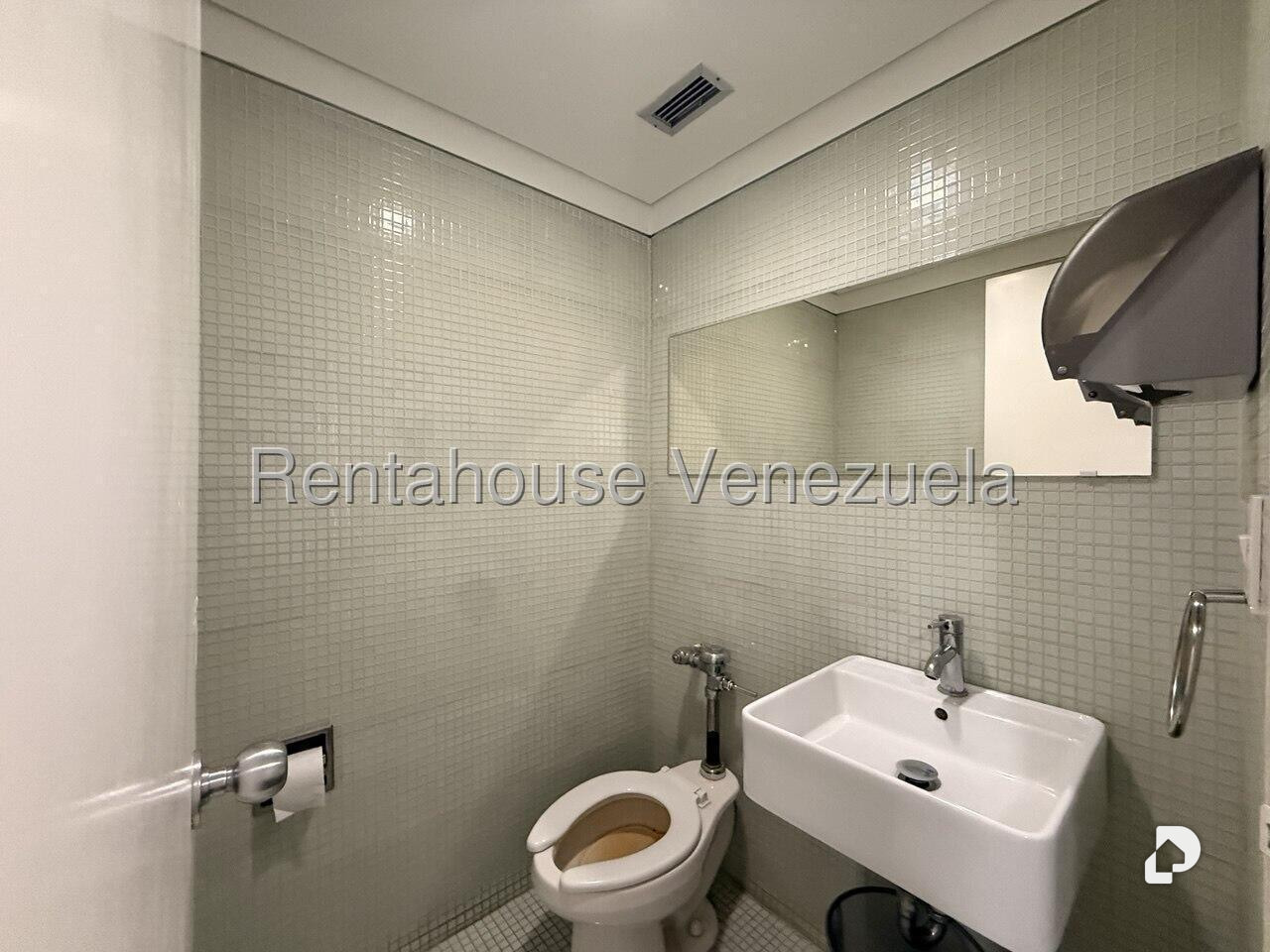 Local comercial en La Lagunita Country Club, Caracas – 24
