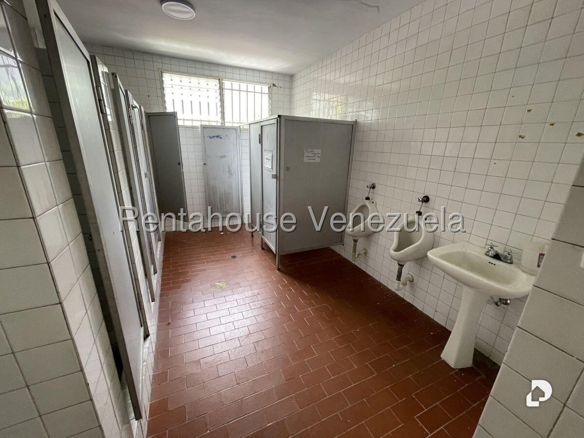 Local comercial en La Urbina, Caracas – 18