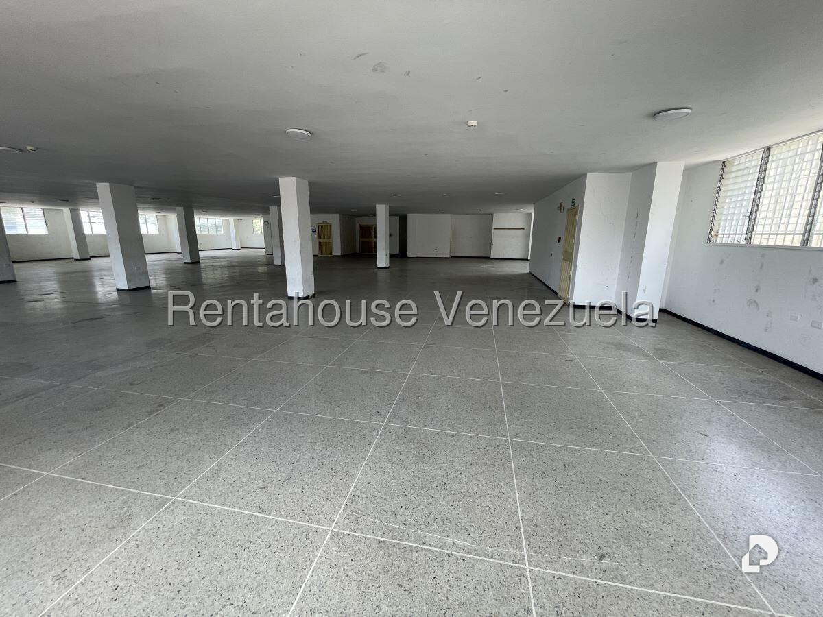 Local comercial en La Urbina, Caracas – 12