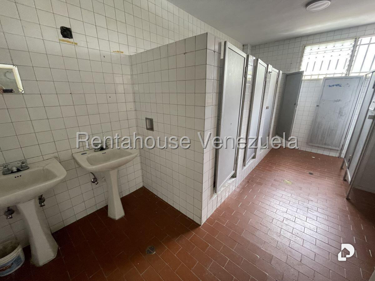 Local comercial en La Urbina, Caracas – 17