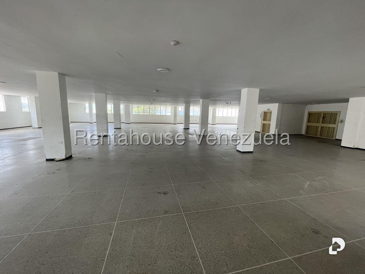 Local comercial en La Urbina, Caracas – 14