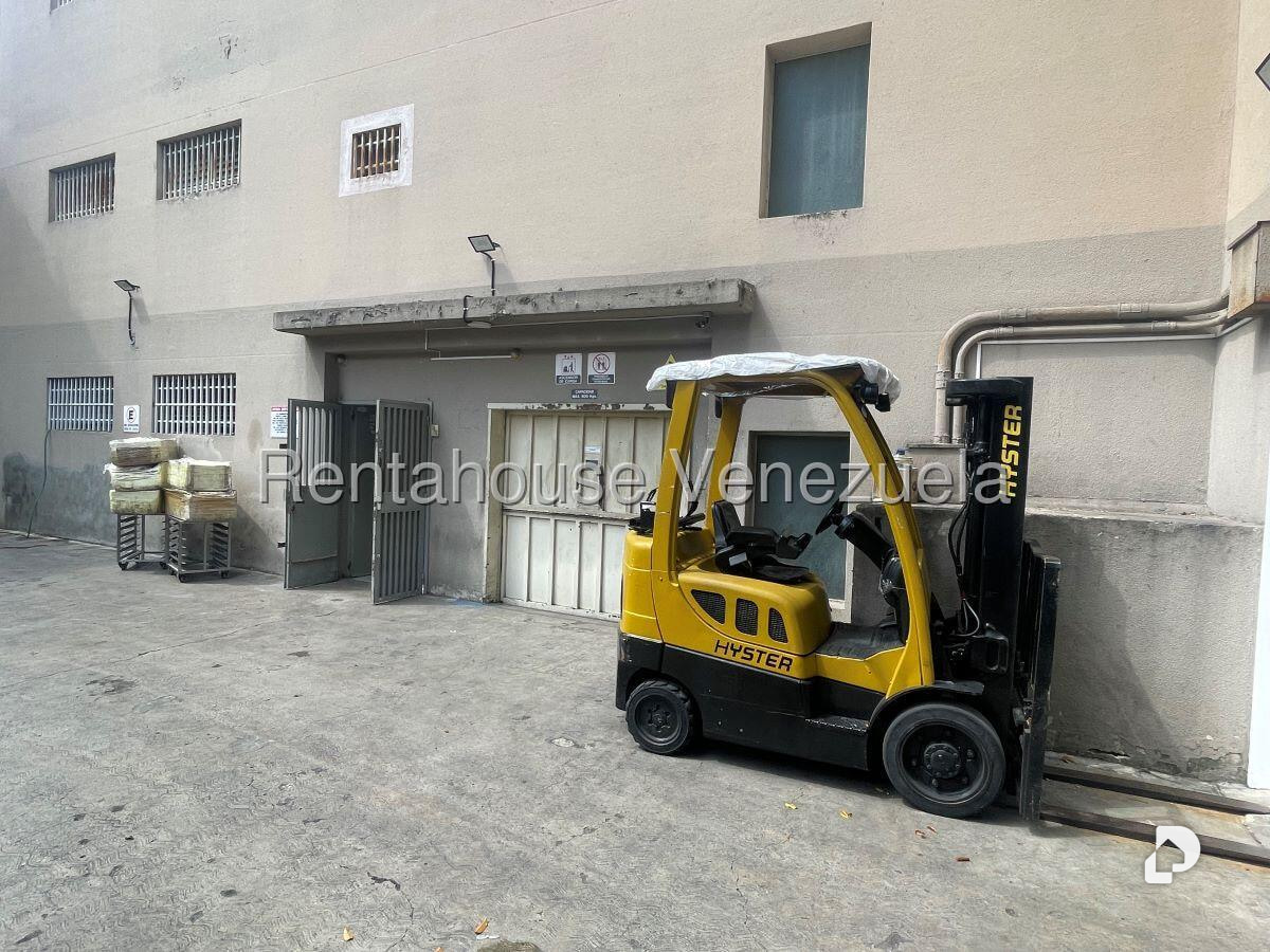 Local comercial en La Urbina, Caracas – 23