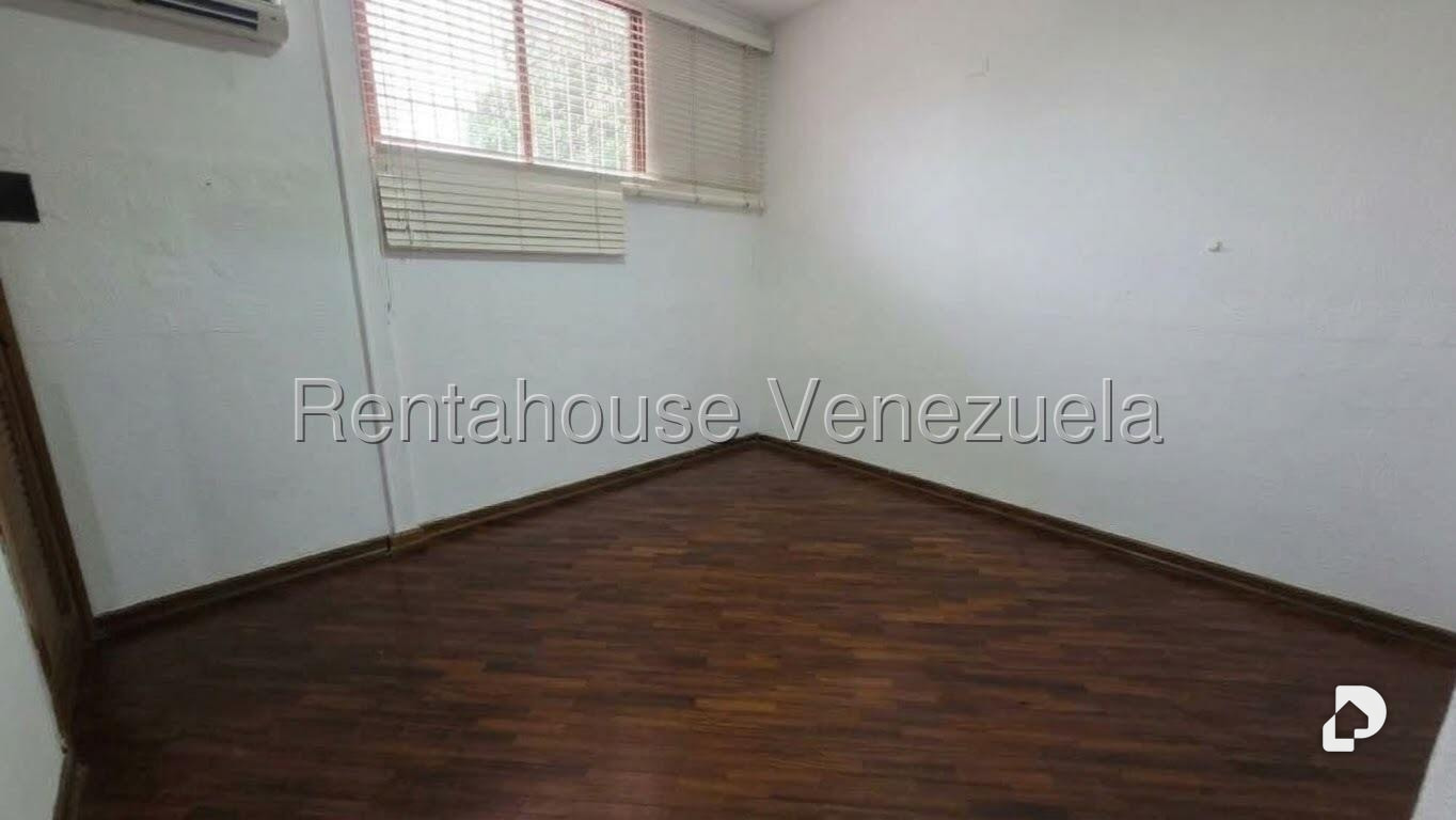 Oficina en Los Palos Grandes, Caracas – 13