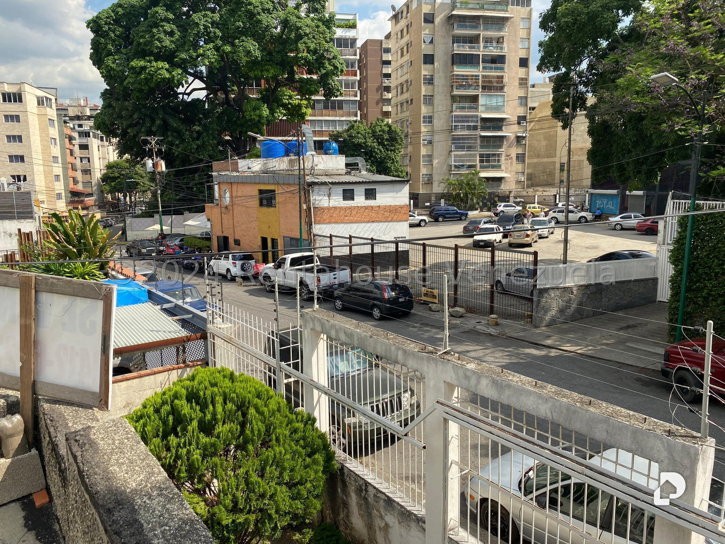 Local comercial en Los Palos Grandes, Caracas – 24
