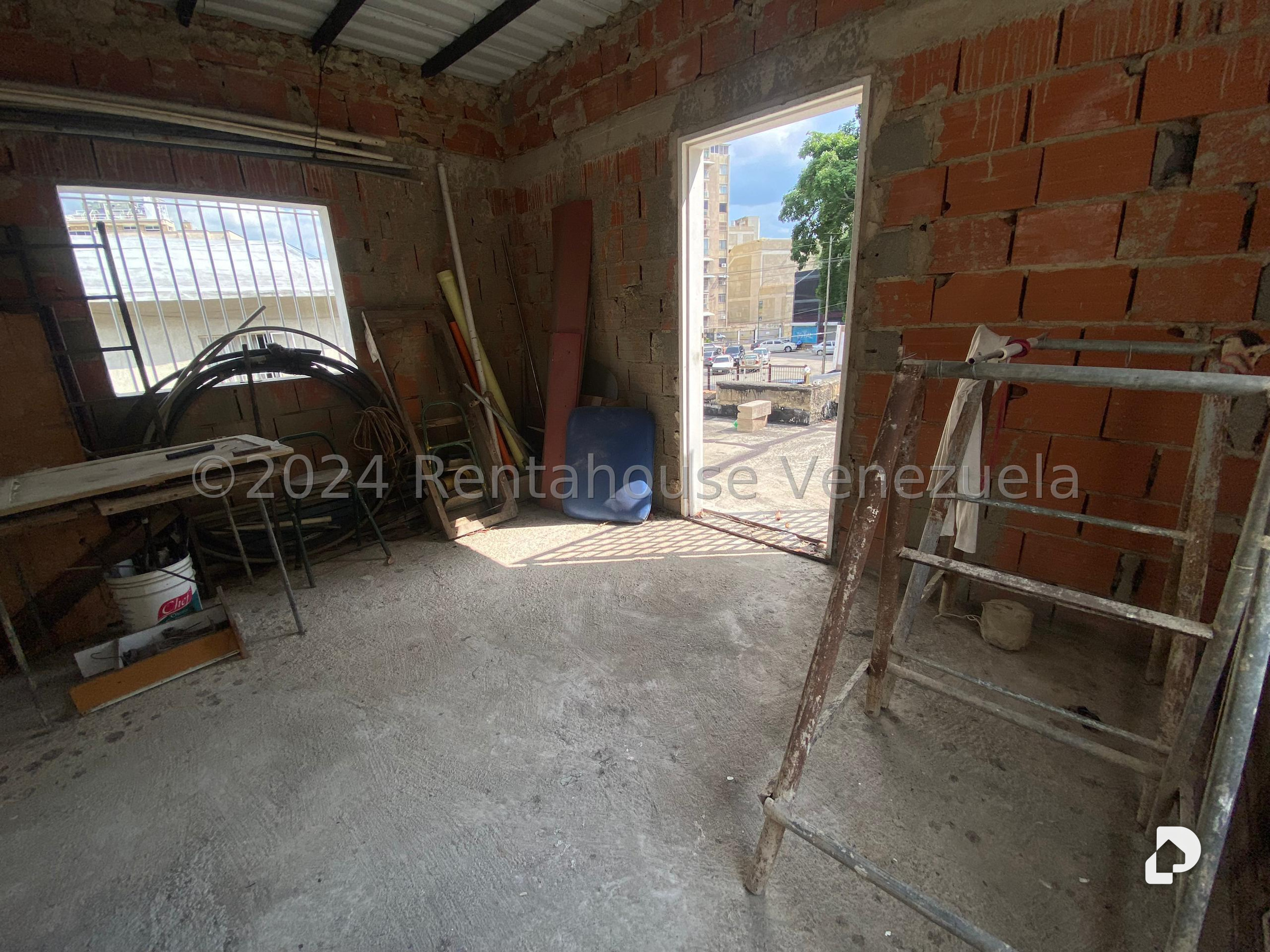 Local comercial en Los Palos Grandes, Caracas – 28
