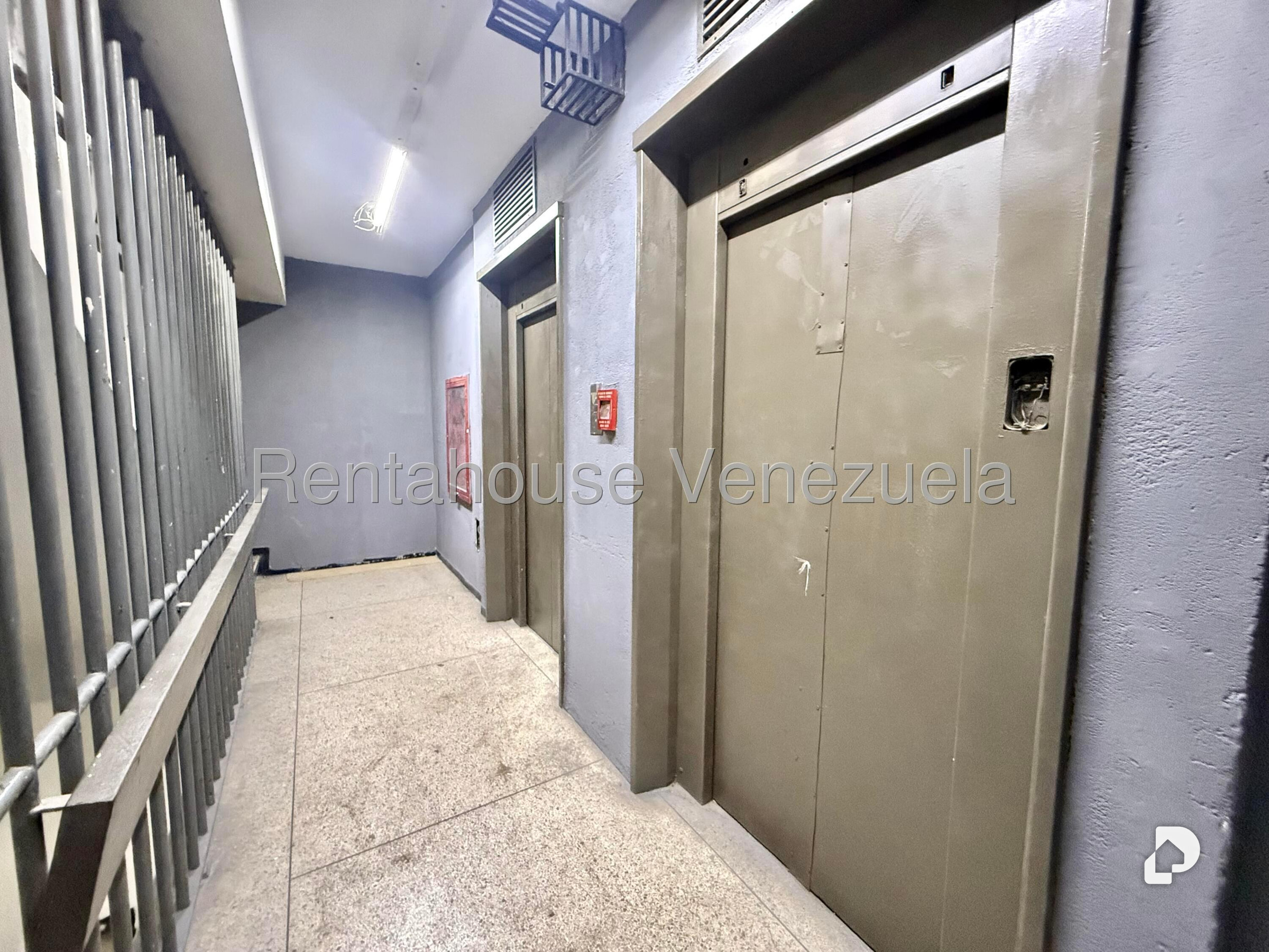 Building in Centro, Caracas – 15
