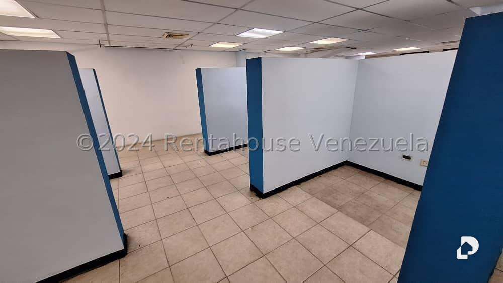 Local comercial en La Urbina, Caracas – 23